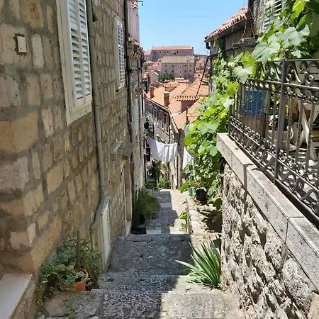 Megi Gostinjska kuća 2*