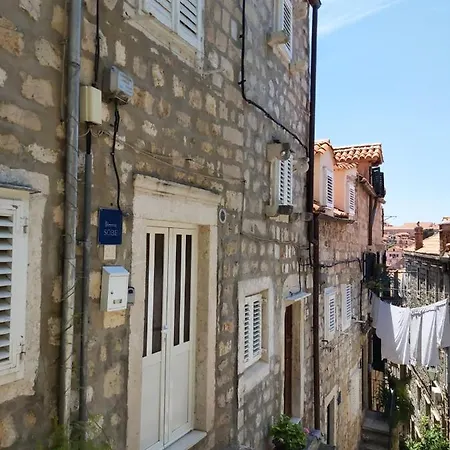 Megi Gostinjska kuća 2*