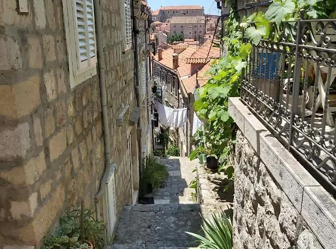 Megi Gostinjska kuća 2*